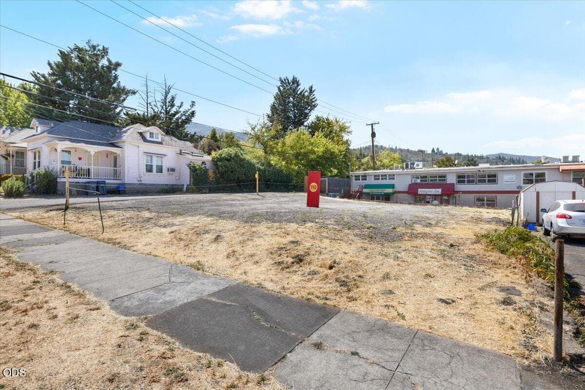 01-CI_3925. Photo 2 of 21, 283 N 2nd Street, Ashland, OR 97520