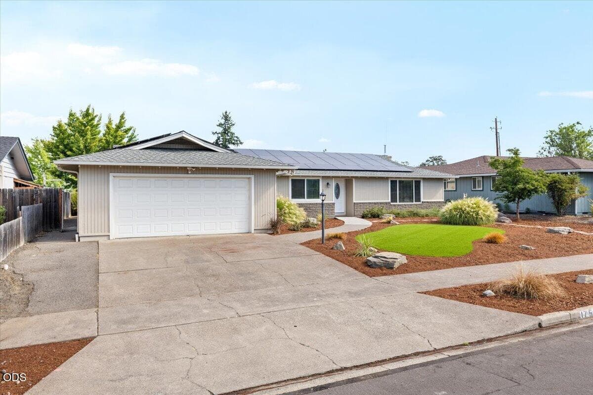 1. Photo 2 of 25, 1751 Yukon Avenue, Medford, OR 97504