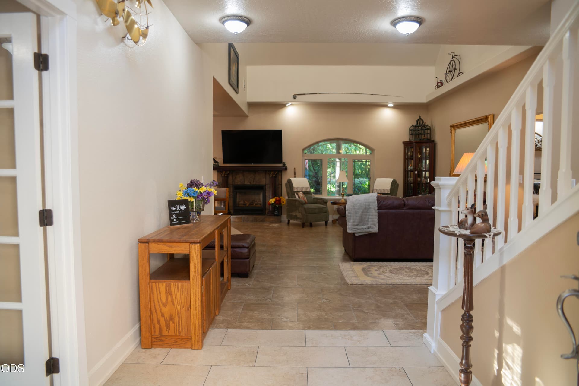 Front Entry & Living Room. Photo 4 of 37, 347 Peckerwood Lane, Grants Pass, OR 97527