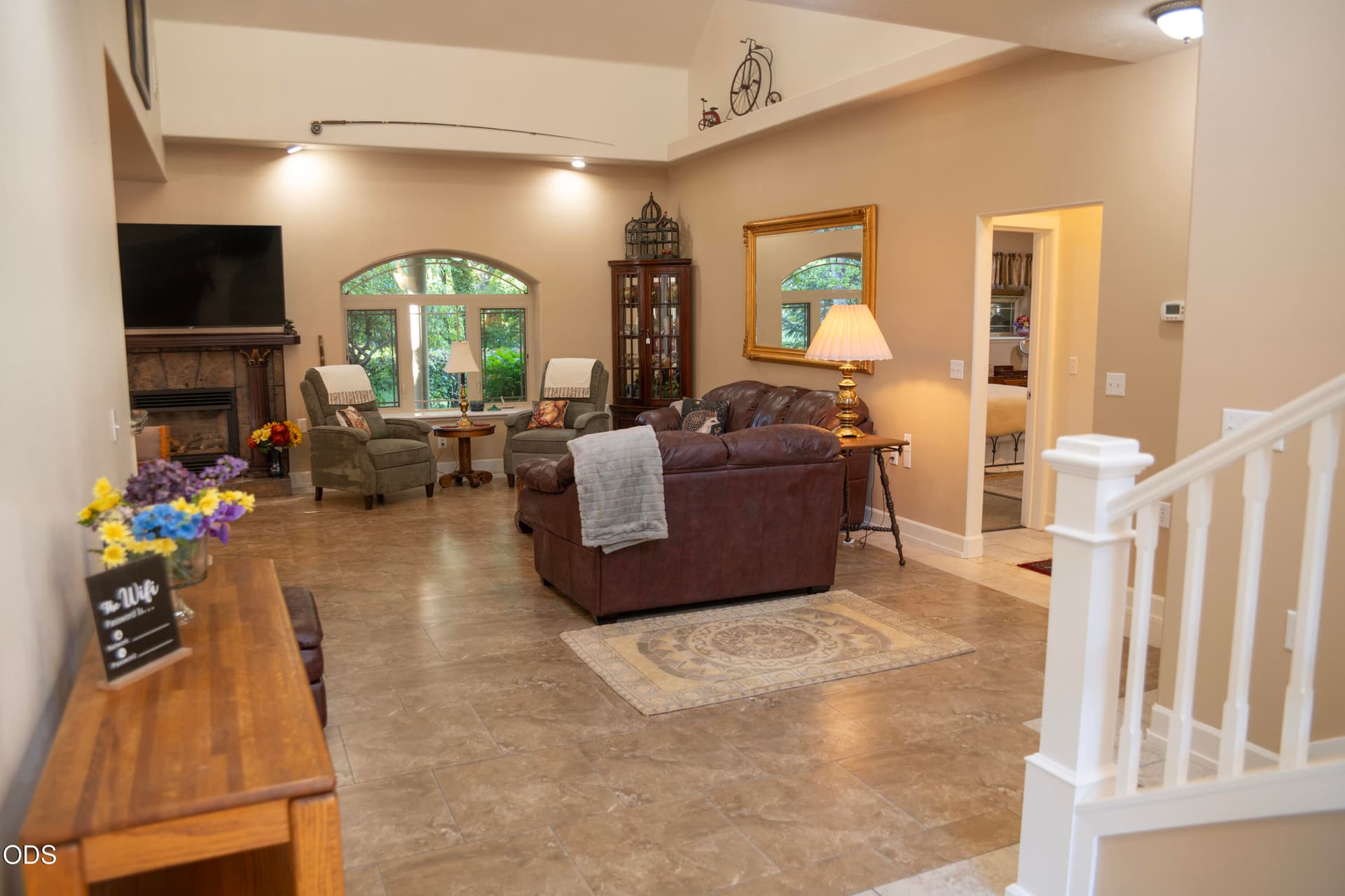 LIving Room. Photo 5 of 37, 347 Peckerwood Lane, Grants Pass, OR 97527