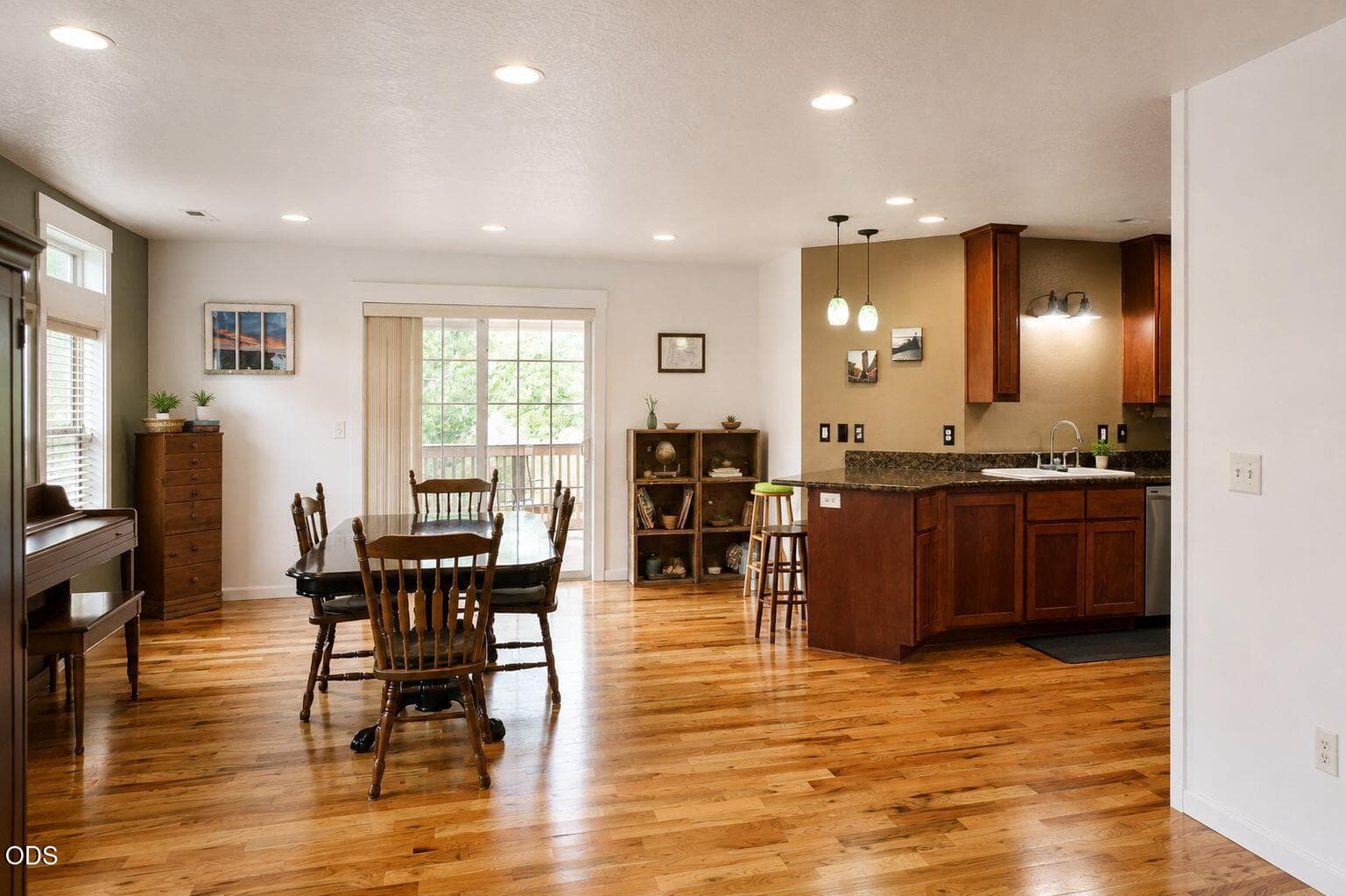 2-web-or-mls-7CFEEA92-E6D7-4C01-AAAD-A09. Photo 3 of 32, 1144 Highlands Drive, Eagle Point, OR 97524