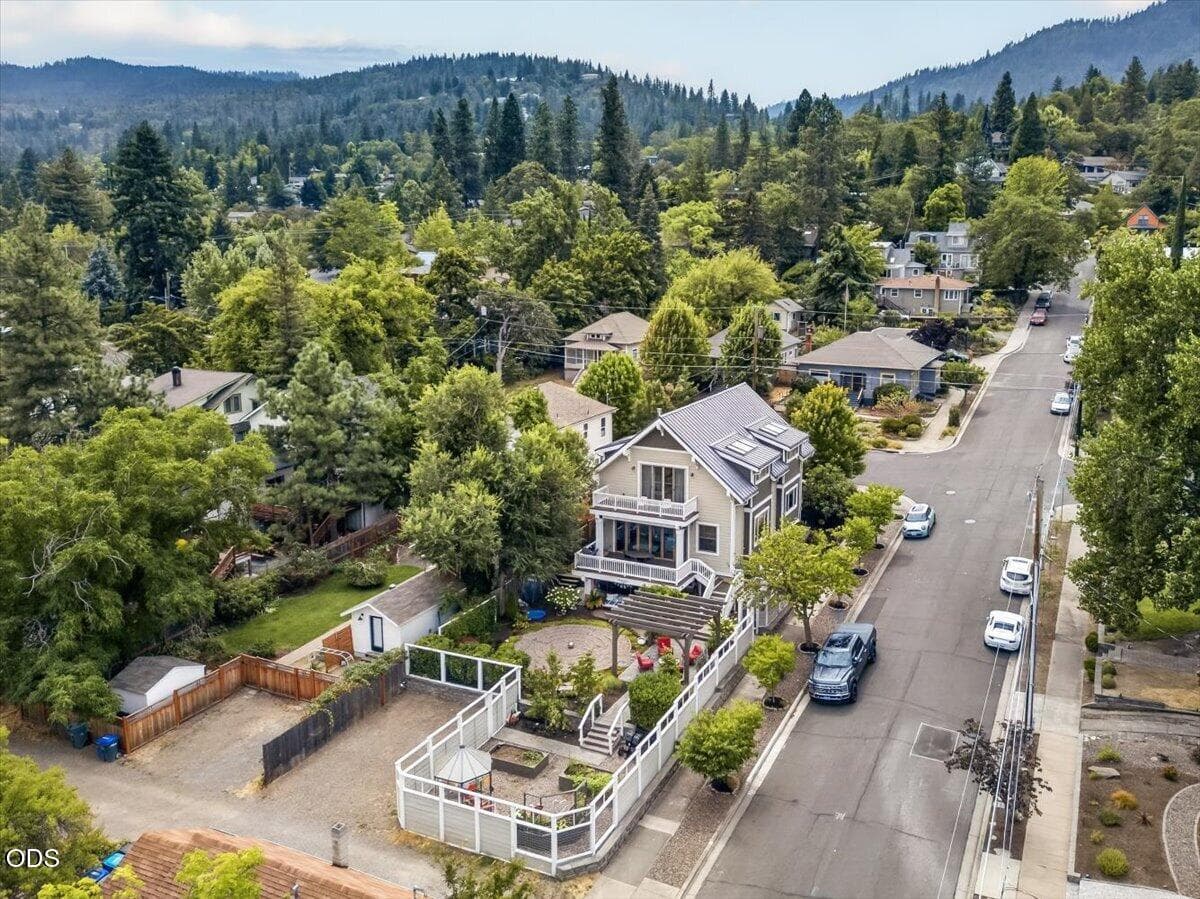 82-81. Photo 5 of 61, 533 Fairview Street, Ashland, OR 97520