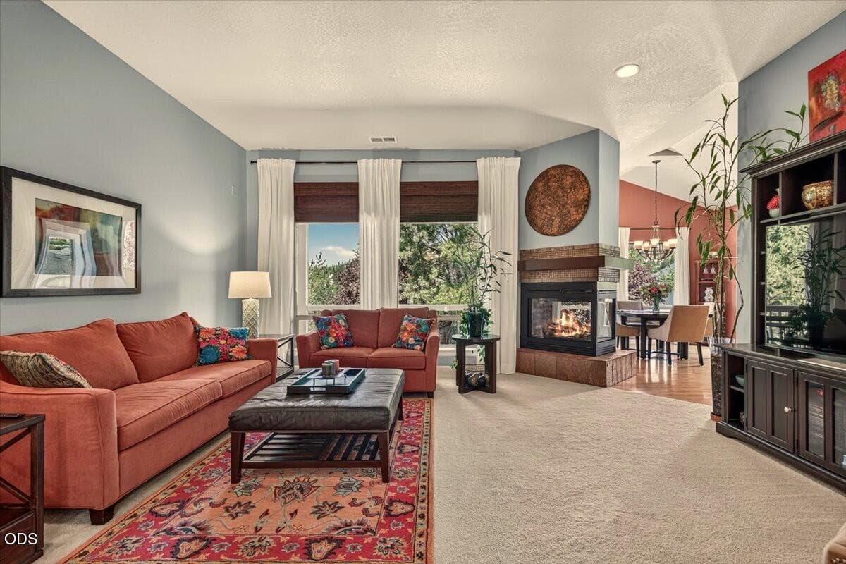 Living room. Photo 5 of 28, 4565 Marissa Circle, Medford, OR 97504