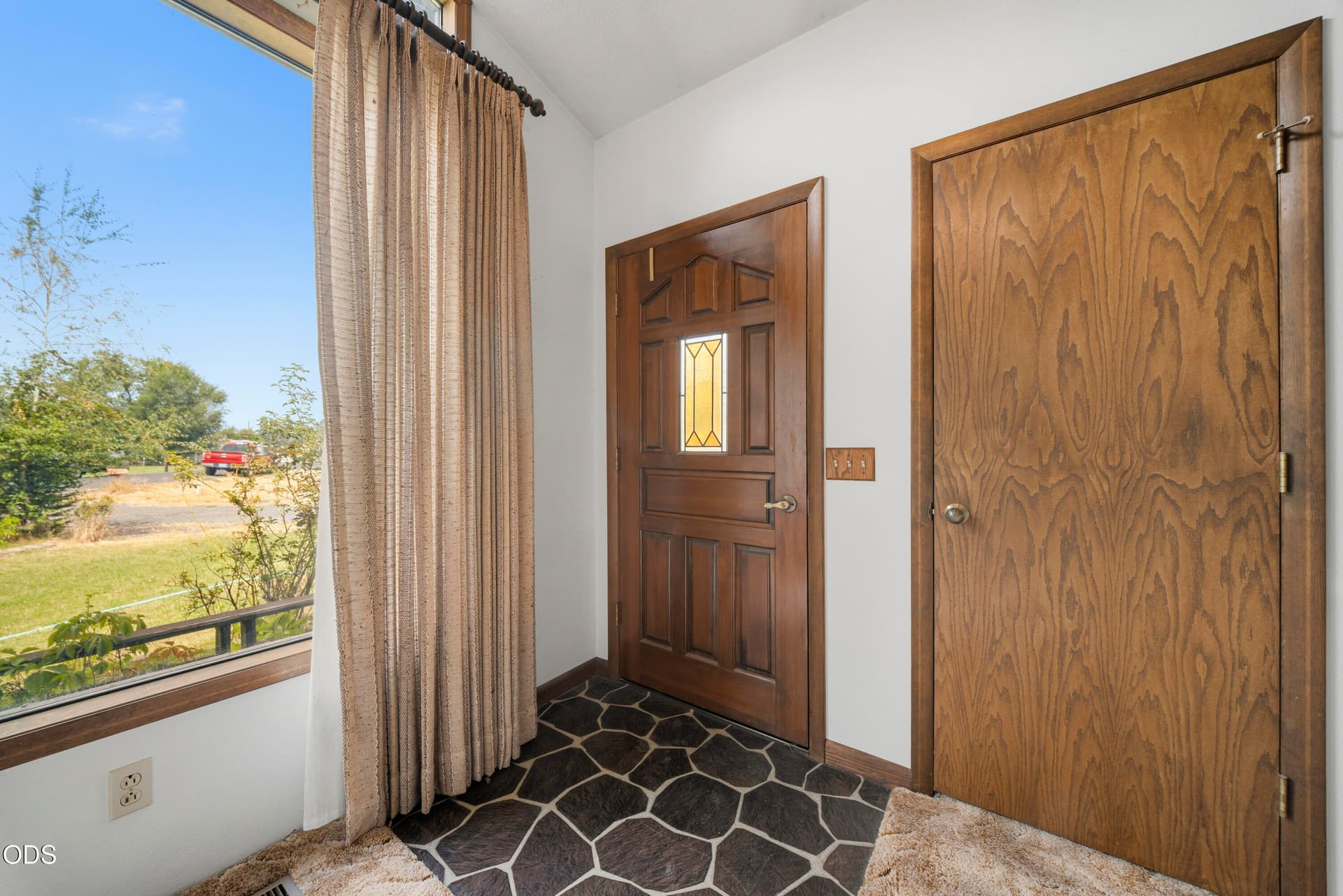 living entry. Photo 5 of 35, 566 NW Reata, Prineville, OR 97754