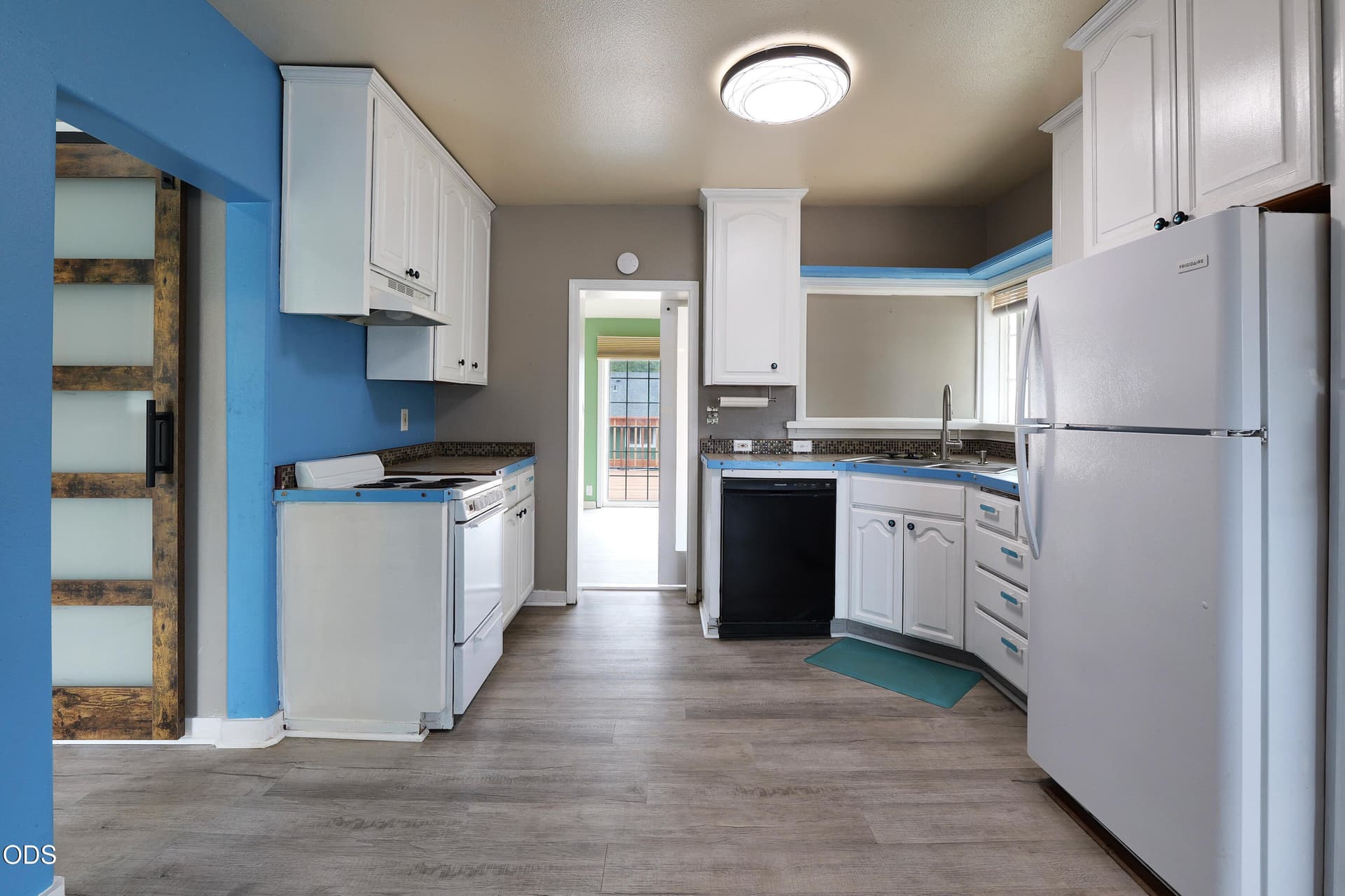 Kitchen. Photo 5 of 40, 22172 Highway 62, Shady Cove, OR 97539