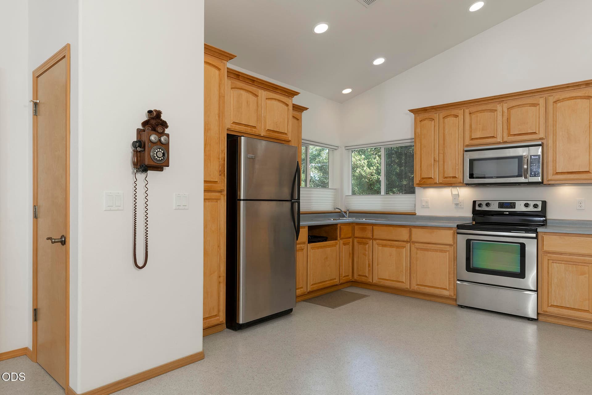 3. Photo 3 of 68, 396 Daily Lane, Grants Pass, OR 97527