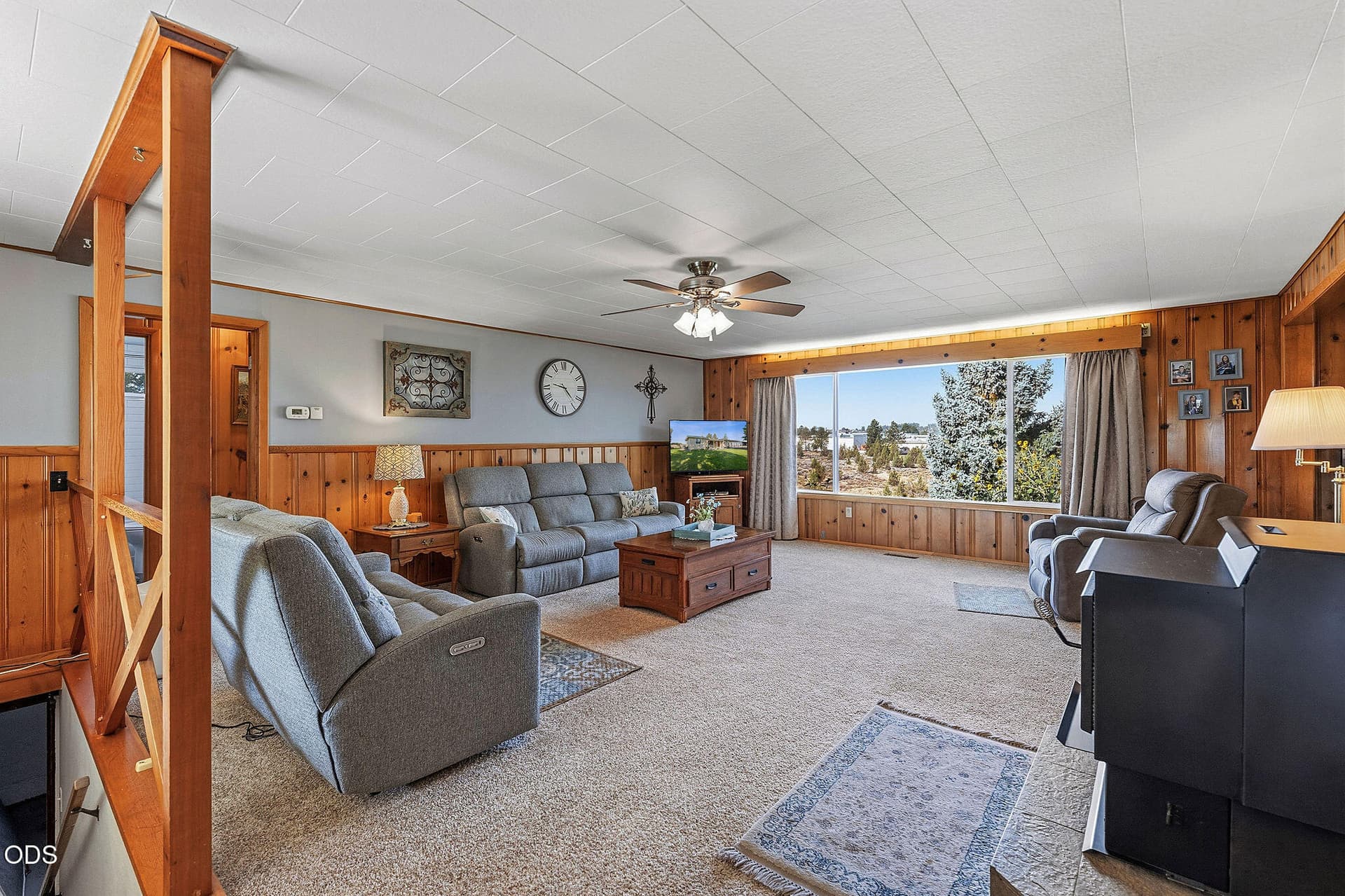 Entry/Living Room. Photo 4 of 42, 1604 S Adams Drive, Madras, OR 97741