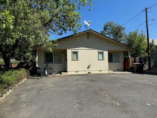 Front. Photo 2 of 8, 1410 SW G Street, Grants Pass, OR 97526