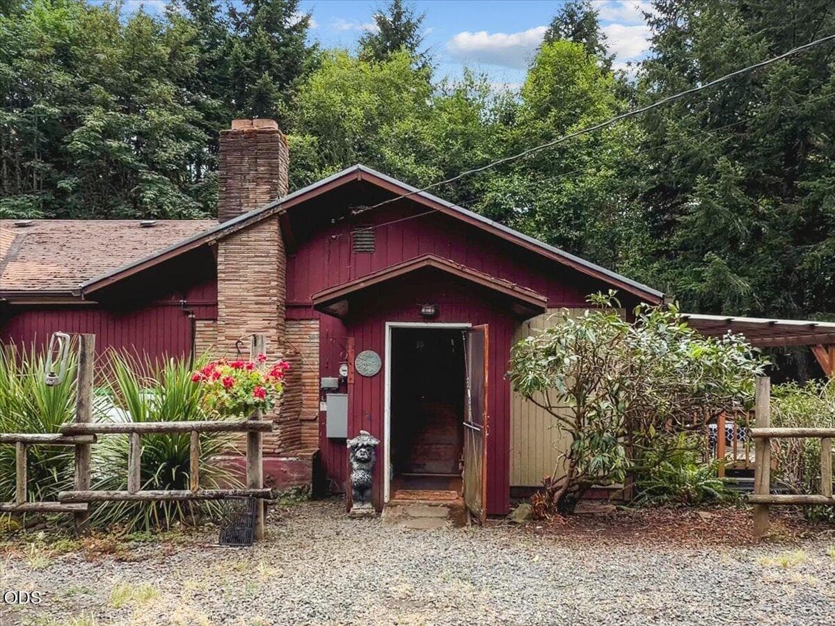 06-Exterior Front Entry. Photo 3 of 32, 22606 Milk Ranch Road, Scotts Mills, OR 97375