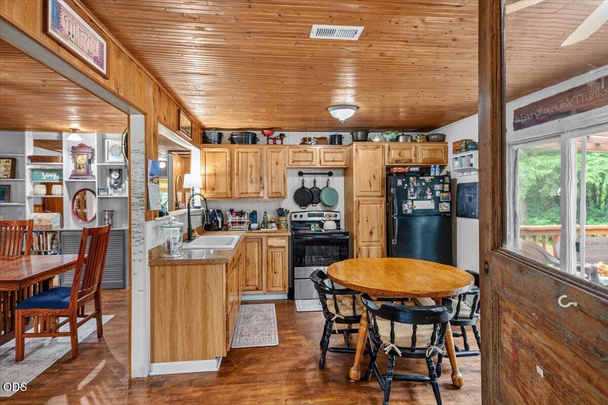 07-Foyer. Photo 4 of 32, 22606 Milk Ranch Road, Scotts Mills, OR 97375