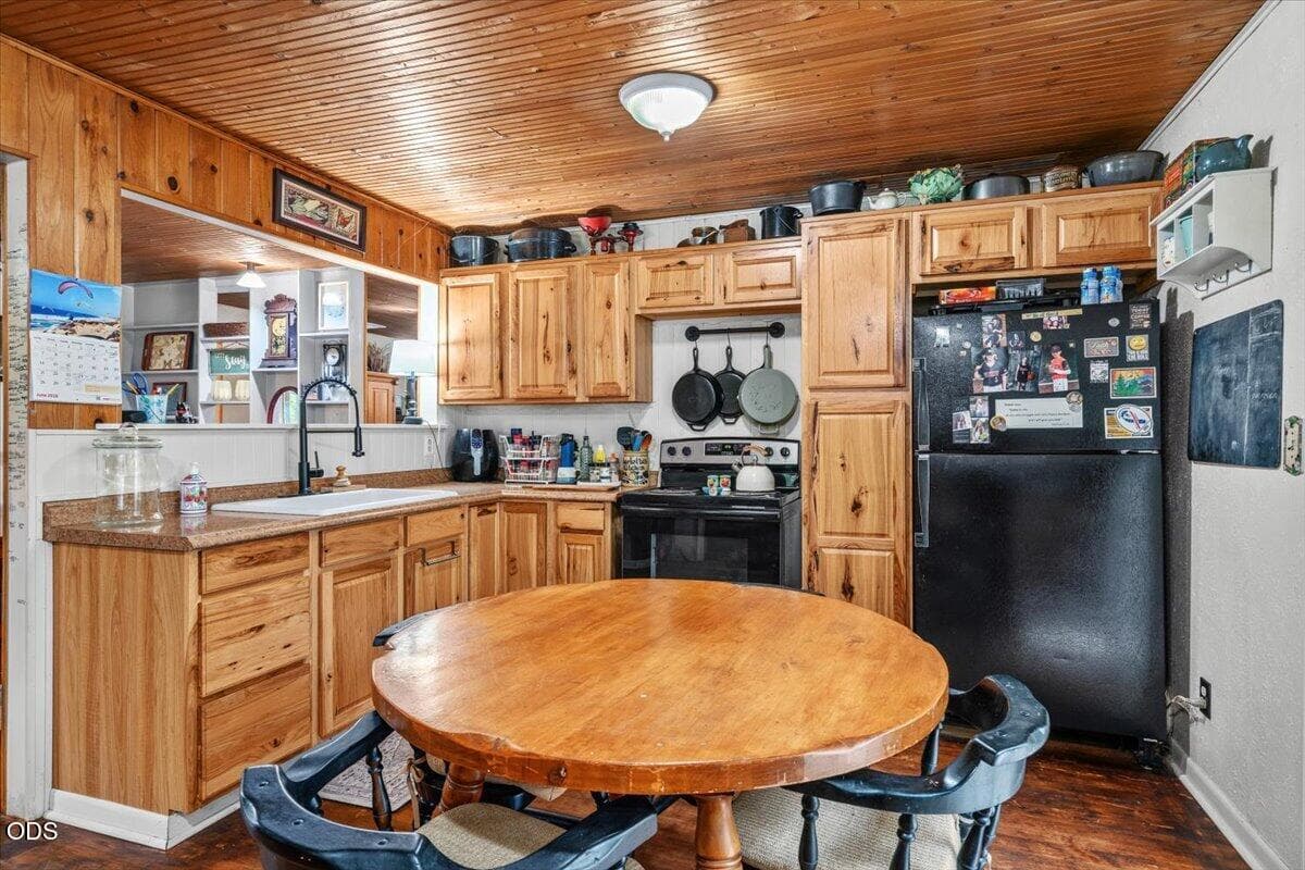 08-Kitchen. Photo 5 of 32, 22606 Milk Ranch Road, Scotts Mills, OR 97375