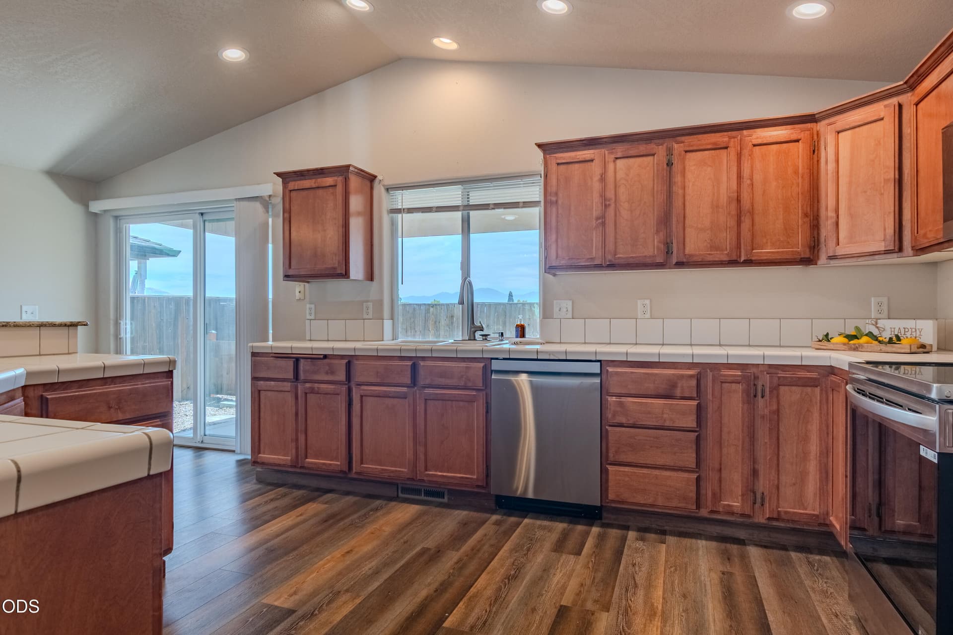 01-11. Photo 4 of 38, 2102 Lara Lane, Central Point, OR 97502