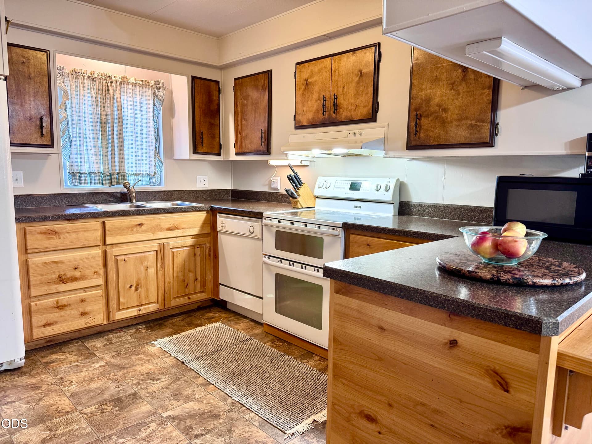Kitchen. Photo 4 of 28, 19950 Driftwood Unit UNIT 324, Bend, OR 97702