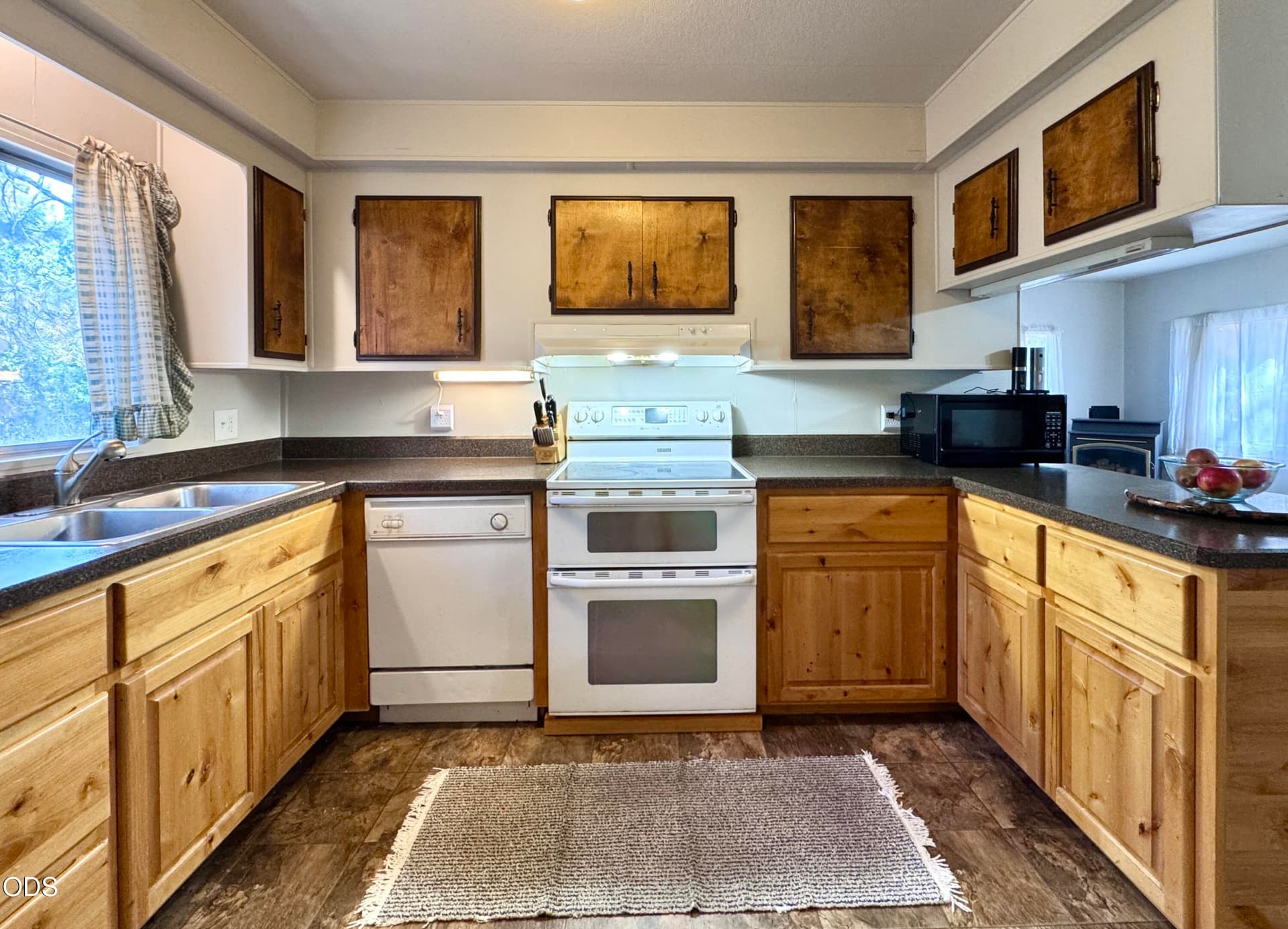 Kitchen. Photo 5 of 28, 19950 Driftwood Unit UNIT 324, Bend, OR 97702