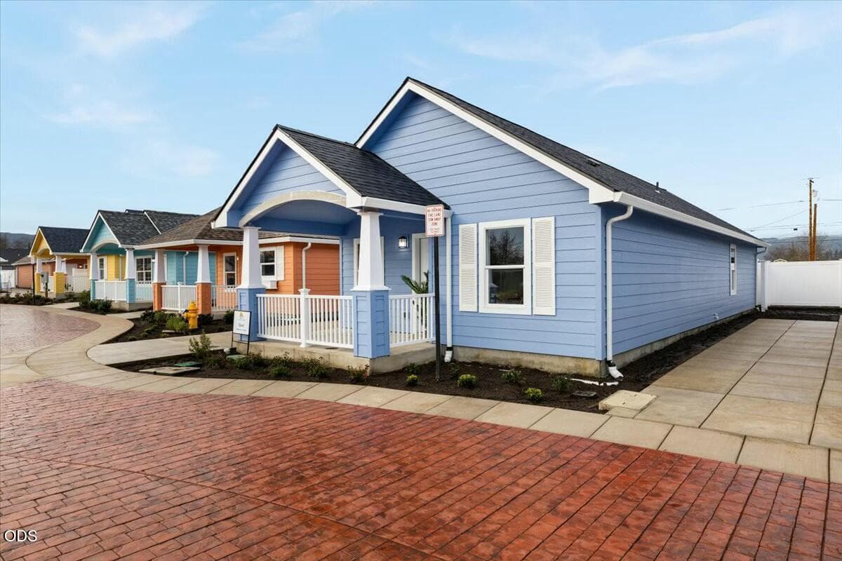 20260225001356192879000000-o. Photo 2 of 21, 144 Esperanza Court Unit Lot 7, Medford, OR 97501