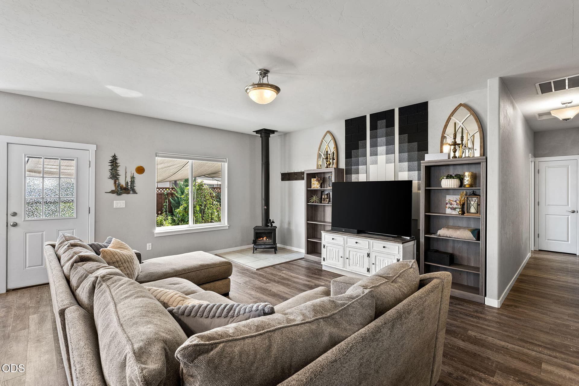 Living Room 2. Photo 5 of 33, 550 Mountain Ridge Drive, Culver, OR 97734