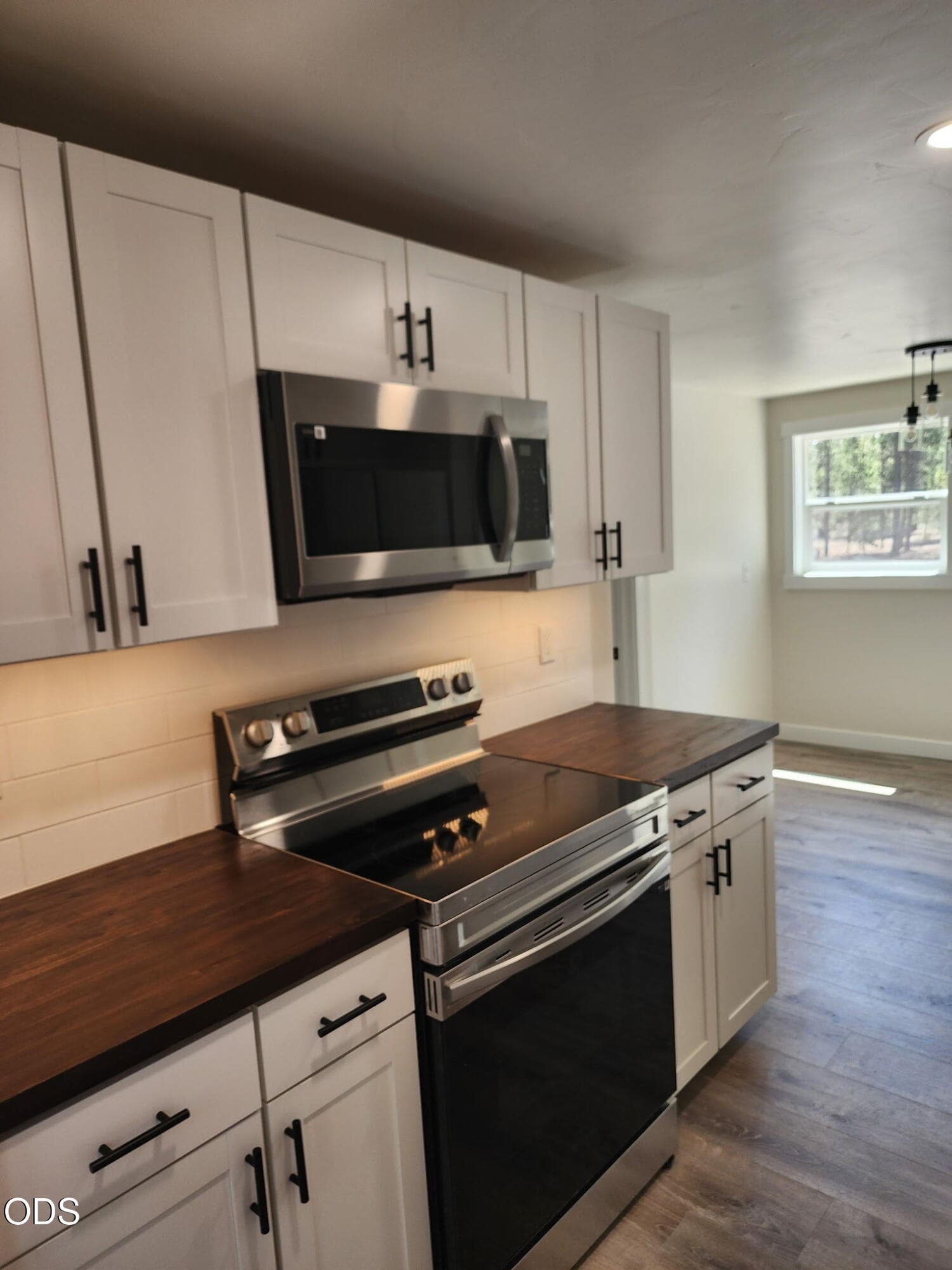 Kitchen. Photo 5 of 21, 52318 Dustan Road, La Pine, OR 97739