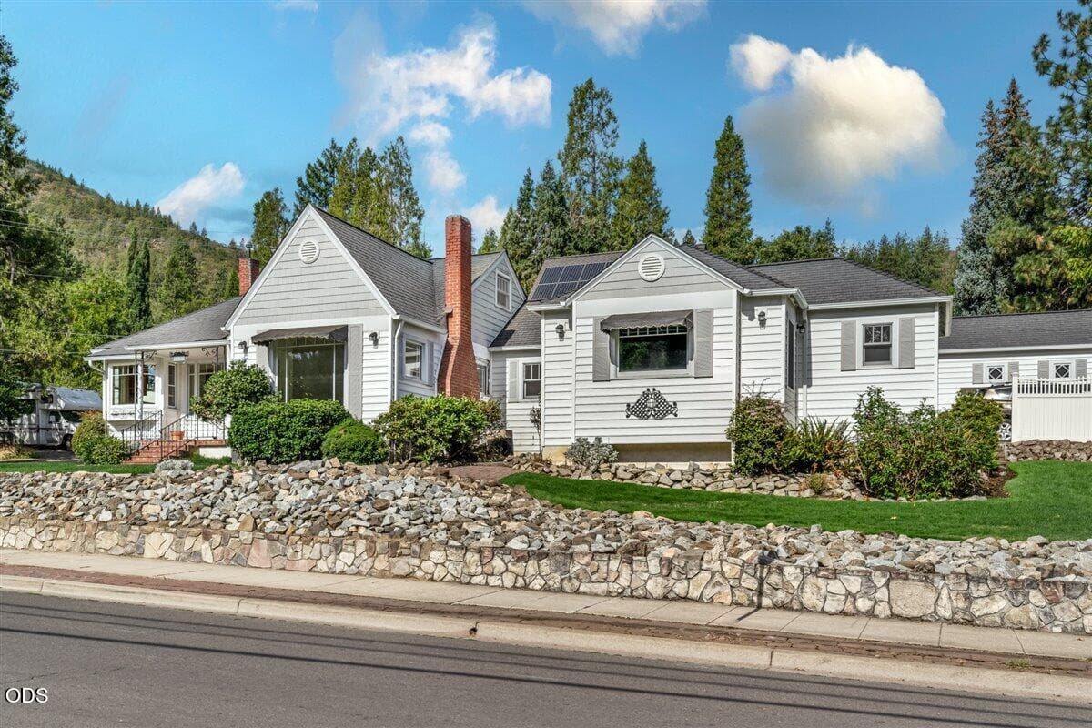 1. Photo 1 of 46, 119 Granite Street, Ashland, OR 97520