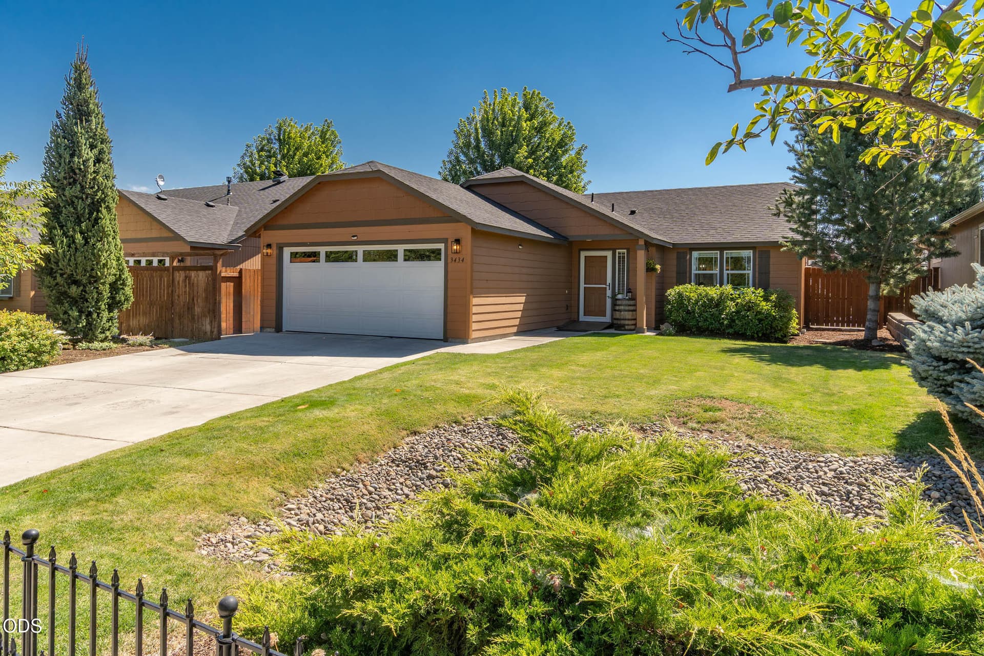 #3 - Ross 022 - Frnt, fence, & DW. Photo 3 of 20, 3434 NW Dogwood Avenue, Redmond, OR 97756