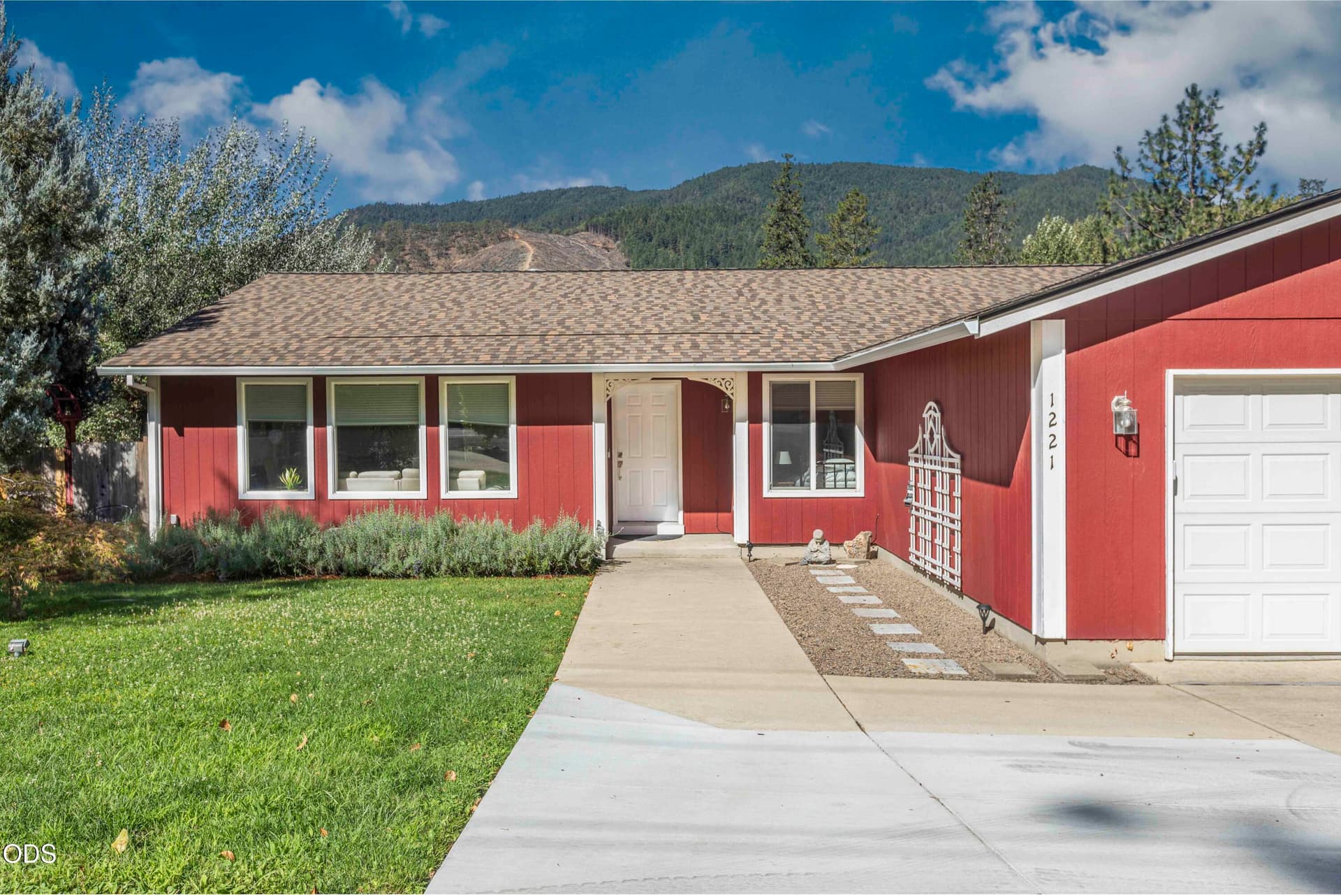 Clean , wonderful home. Photo 3 of 52, 1221 E Evans Creek Road, Rogue River, OR 97537