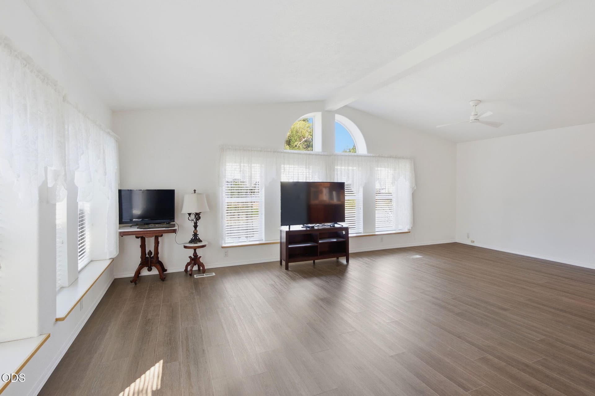Front Room. Photo 5 of 35, 125 NW Wrightwood Circle, Grants Pass, OR 97526