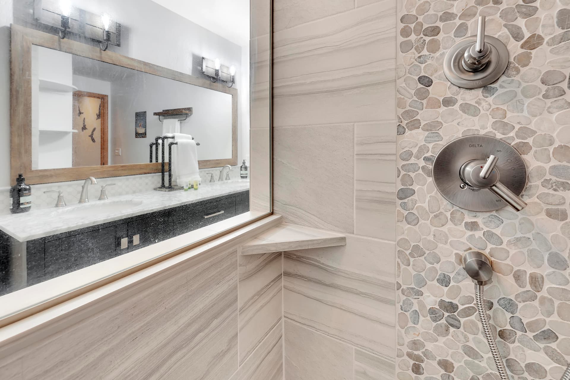 Master Bath. Photo 5 of 26, 17704 Rogue Lane, Sunriver, OR 97707