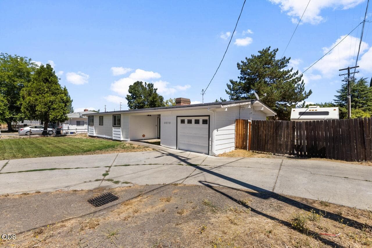EP1A3433 Large. Photo 2 of 19, 1070 N Ross Lane, Medford, OR 97501