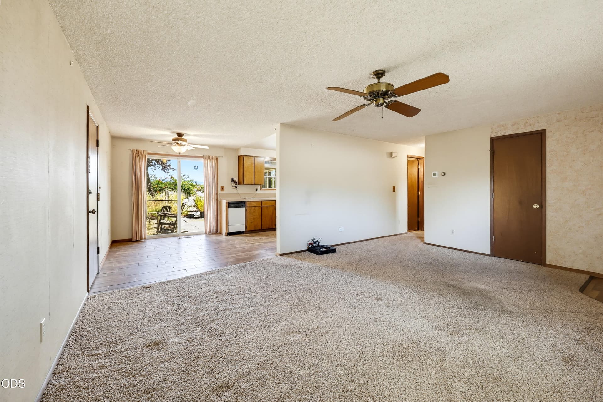5) LR. Photo 5 of 32, 7872 Harlan Drive, White City, OR 97503