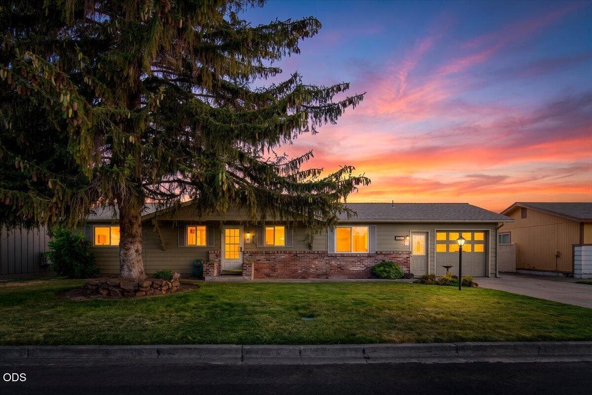 Dusk. Photo 3 of 39, 1509 NW 8th Street, Redmond, OR 97756