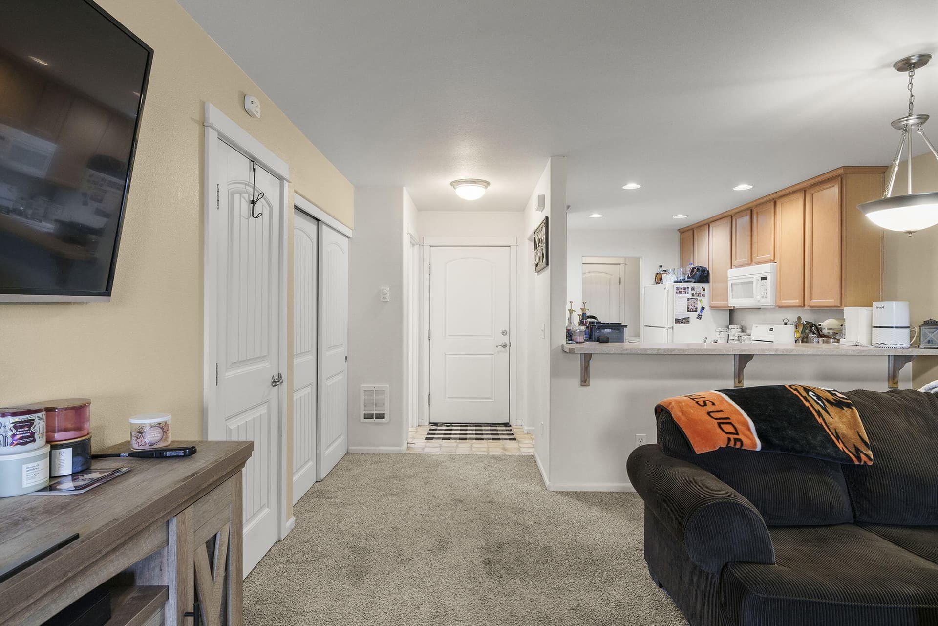 Living Room. Photo 4 of 23, 1147 SW Tee Lane, Prineville, OR 97754