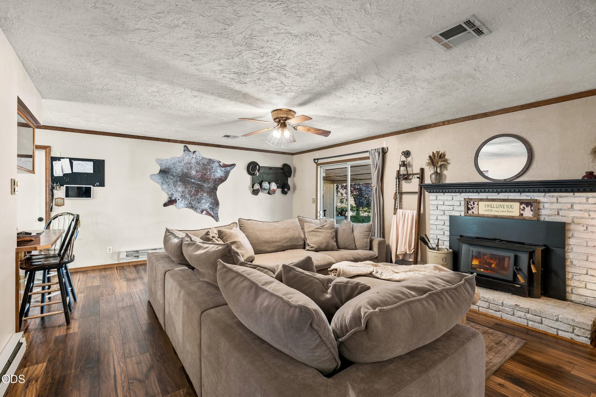 Living Room. Photo 5 of 37, 805 Minthorne Road, Rogue River, OR 97537
