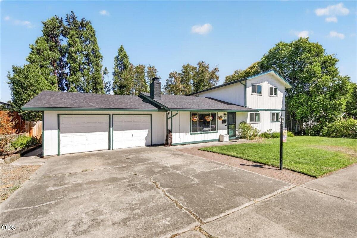 Welcome Home!. Photo 1 of 40, 1825 Hybiscus Street, Medford, OR 97504
