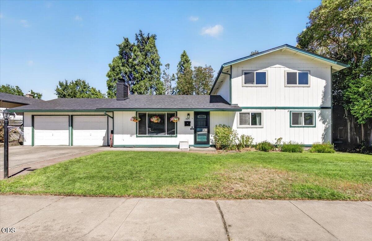 Welcome Home!. Photo 2 of 40, 1825 Hybiscus Street, Medford, OR 97504