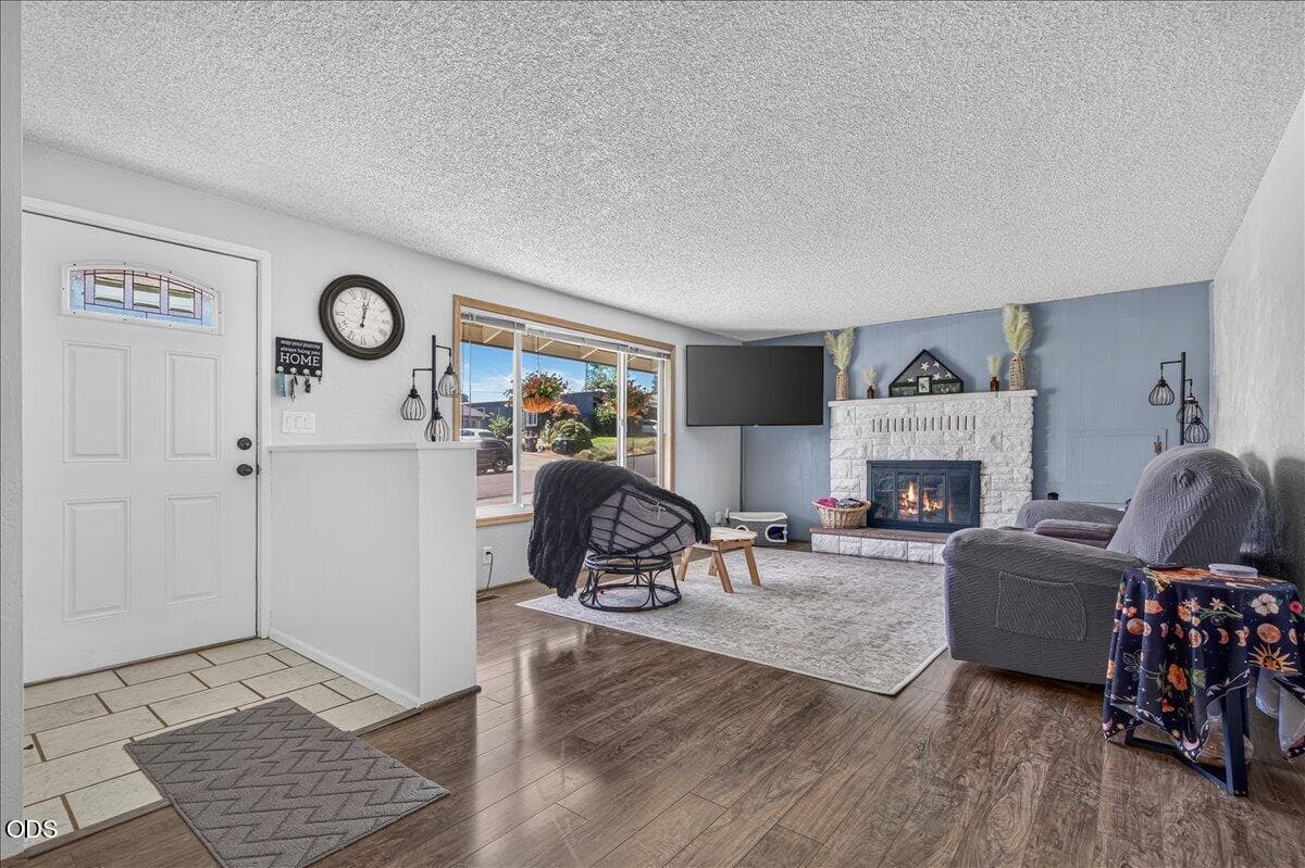 Living Room. Photo 4 of 40, 1825 Hybiscus Street, Medford, OR 97504