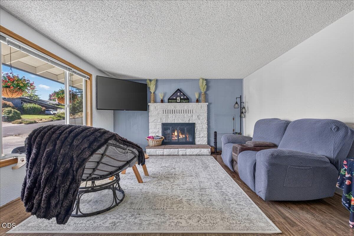 Living Room. Photo 5 of 40, 1825 Hybiscus Street, Medford, OR 97504