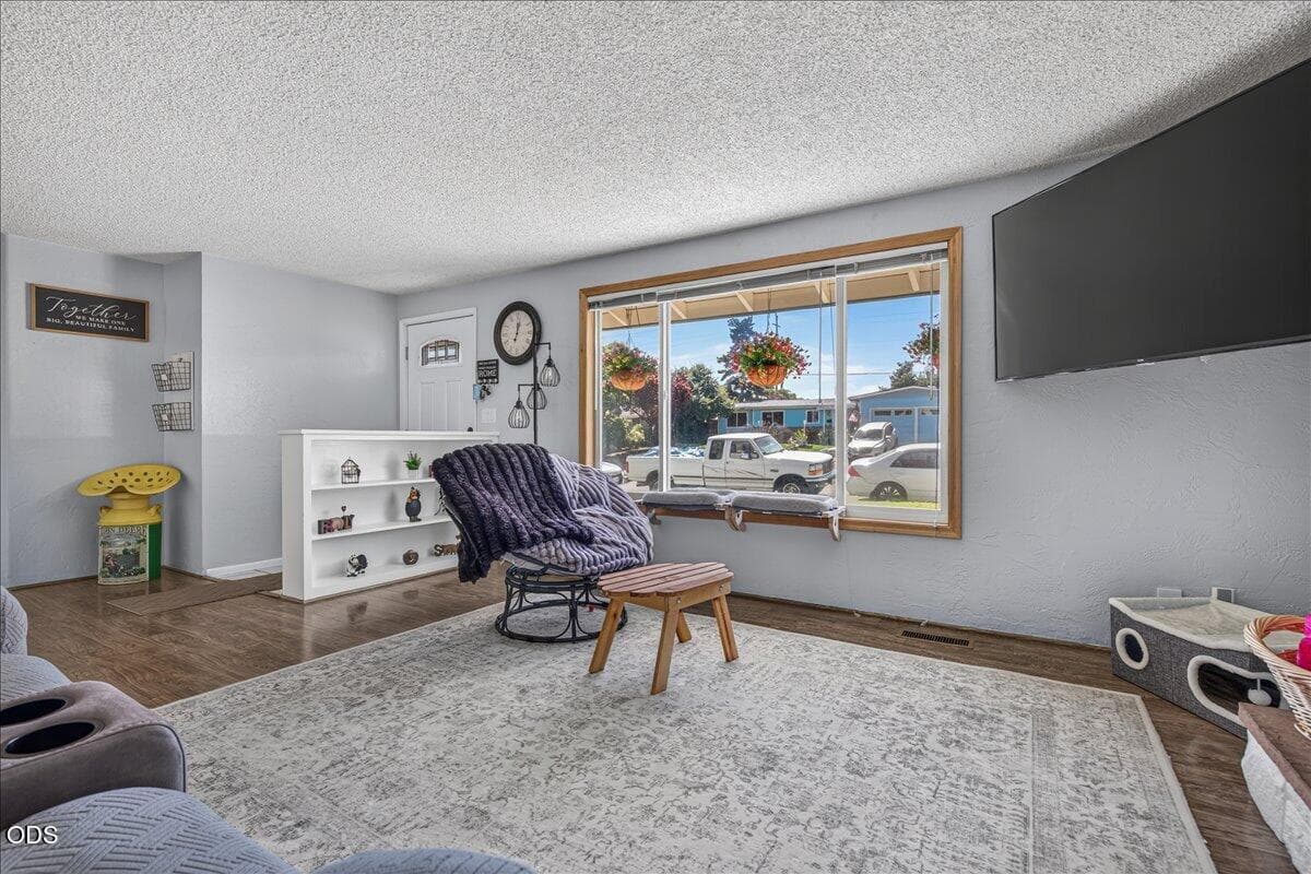 Living Room. Photo 3 of 40, 1825 Hybiscus Street, Medford, OR 97504
