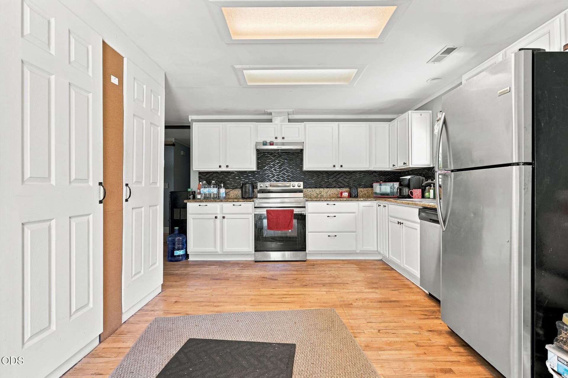 22-web-or-mls-BrooksideInterior001. Photo 3 of 23, 2552 Brookside Drive, Medford, OR 97504
