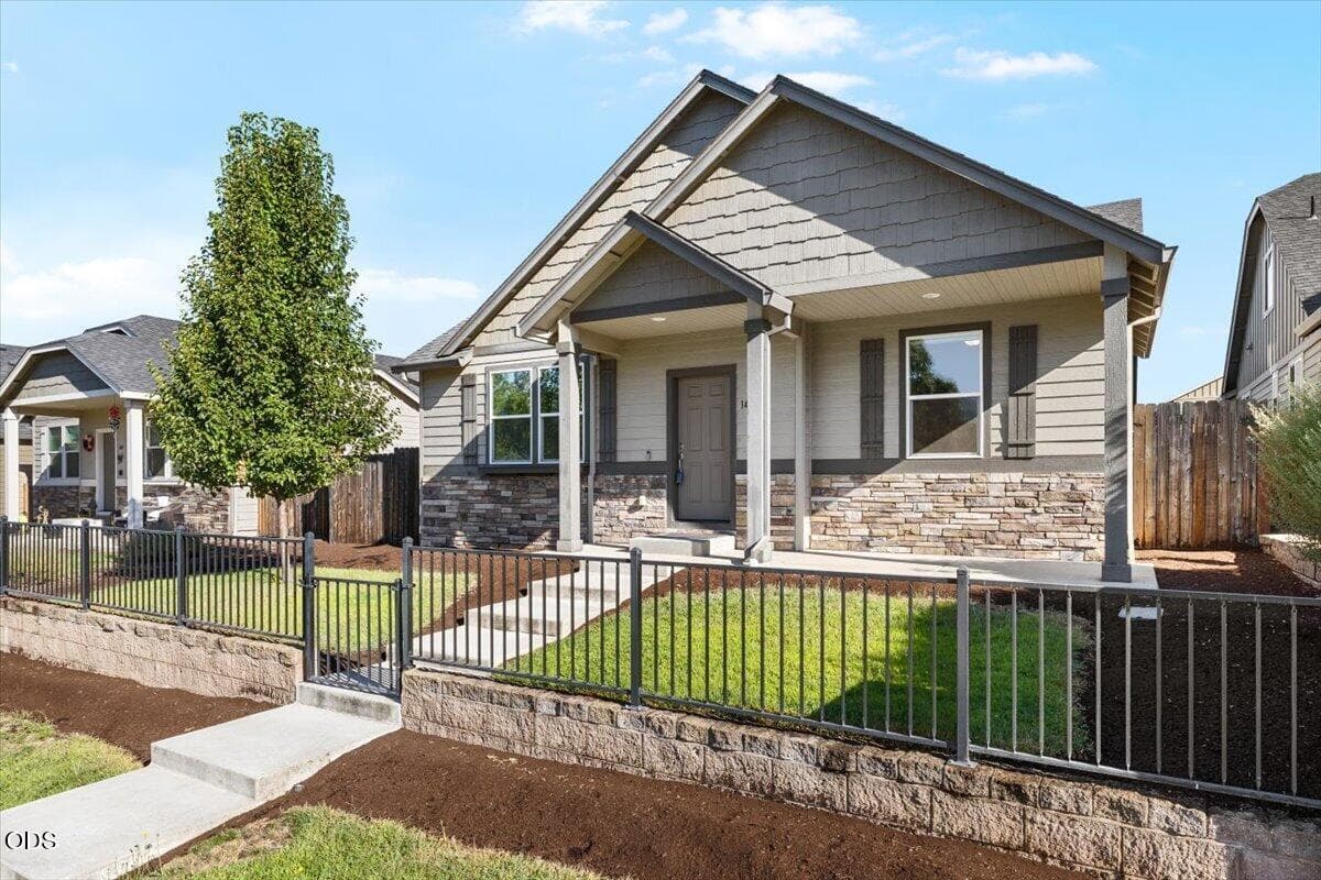1. Photo 3 of 30, 1449 Spring Street, Medford, OR 97504