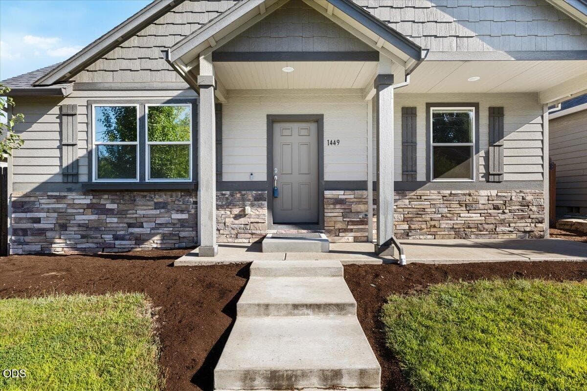 1. Photo 4 of 30, 1449 Spring Street, Medford, OR 97504
