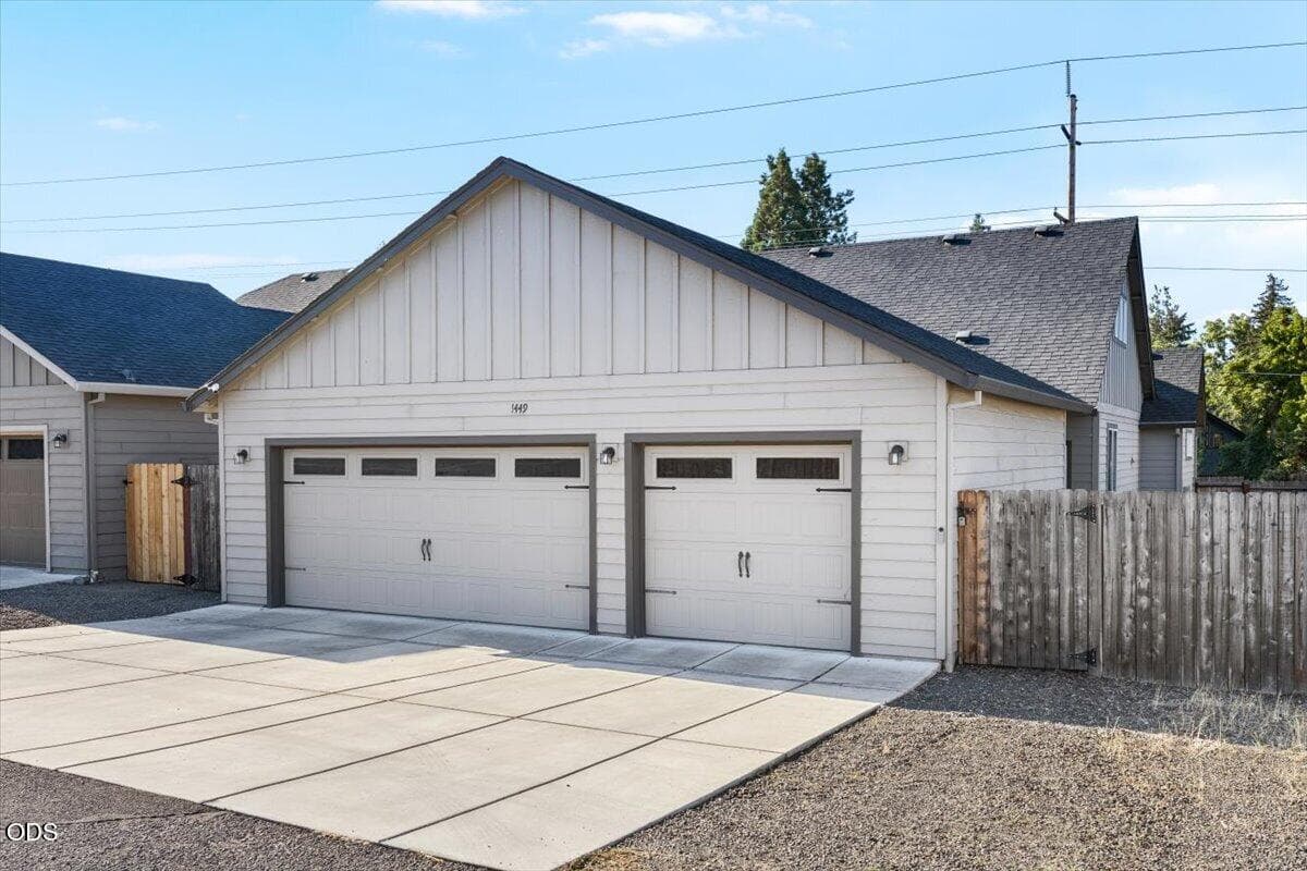 1. Photo 2 of 30, 1449 Spring Street, Medford, OR 97504