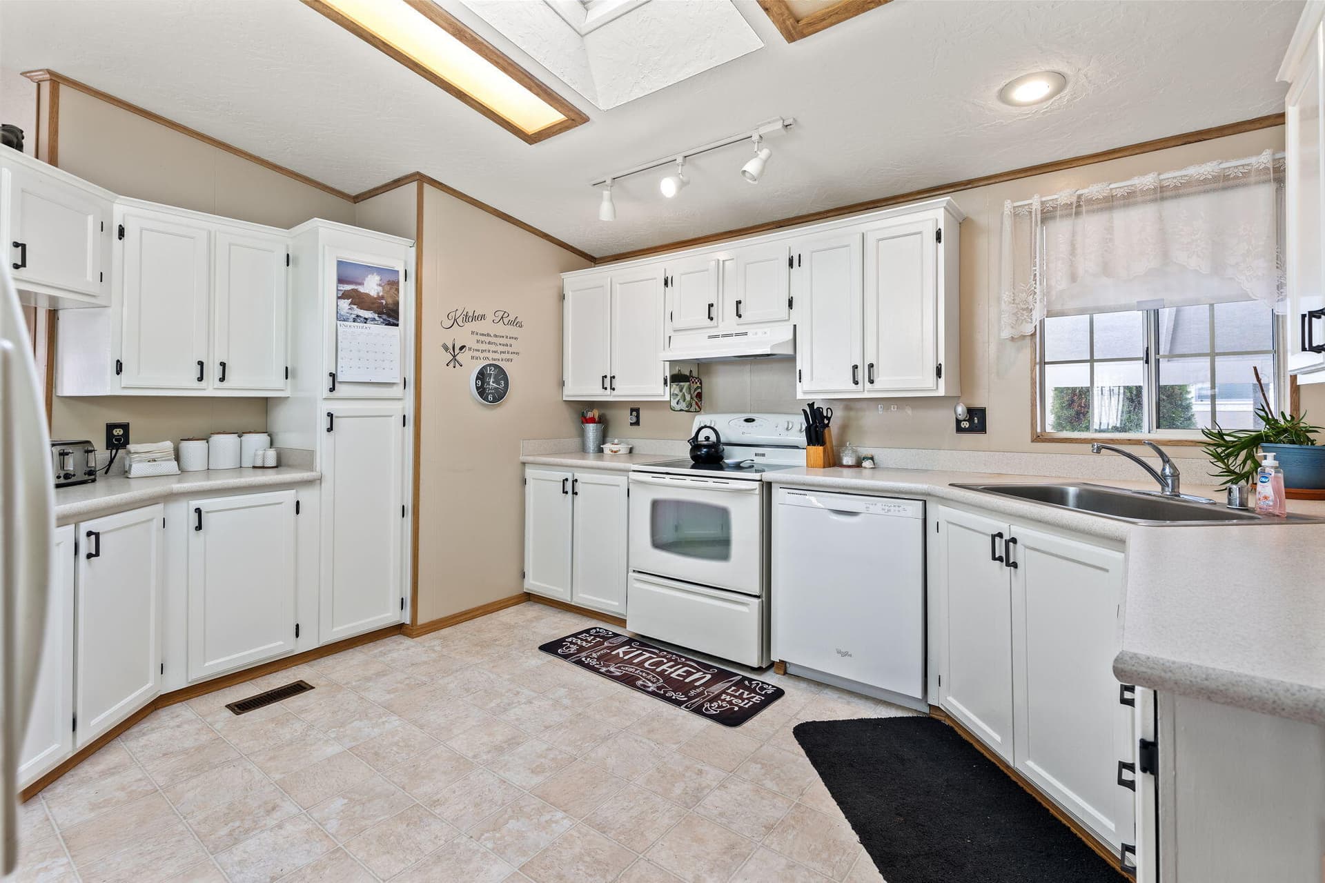 12-web-or-mls-1646-darin-dr. Photo 4 of 28, 1646 Darin Drive, Grants Pass, OR 97527