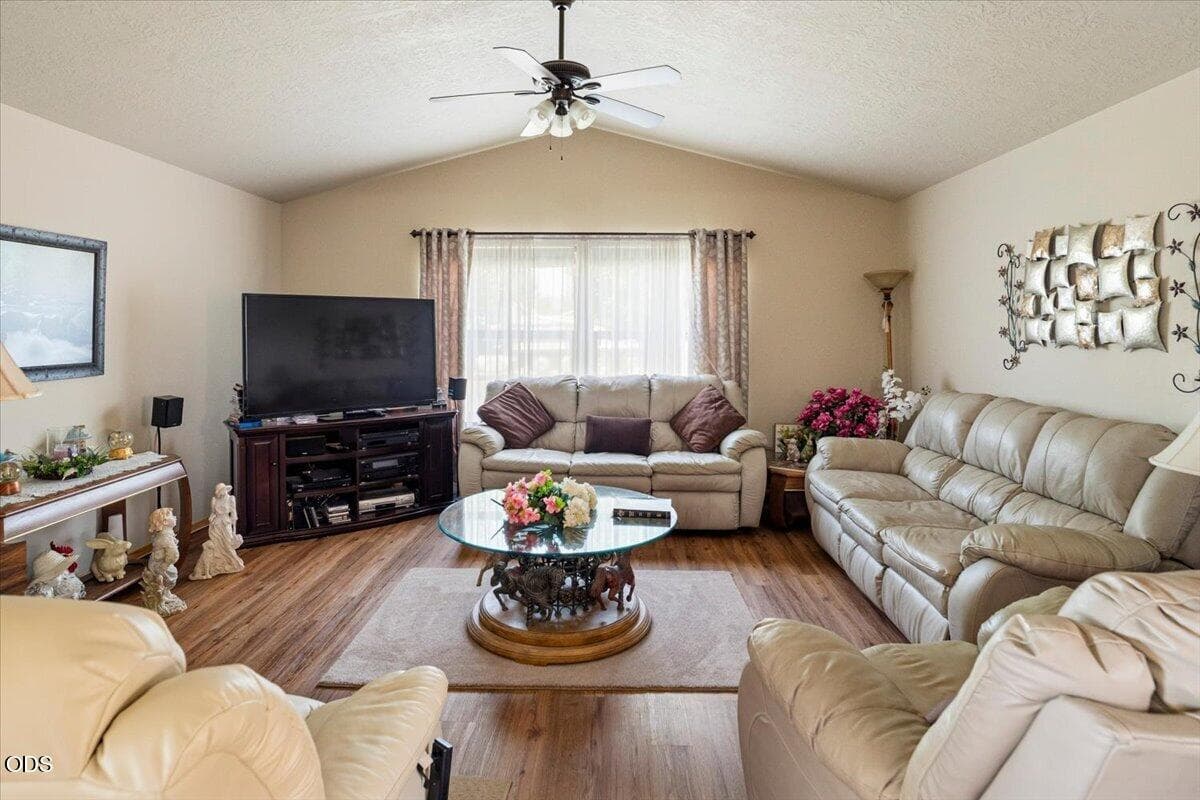 Living Room. Photo 4 of 26, 850 NW Quince Avenue, Redmond, OR 97756