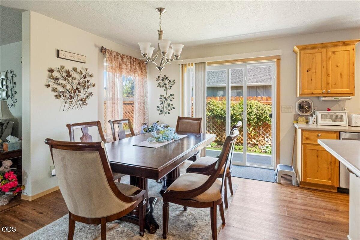 Dining. Photo 5 of 26, 850 NW Quince Avenue, Redmond, OR 97756