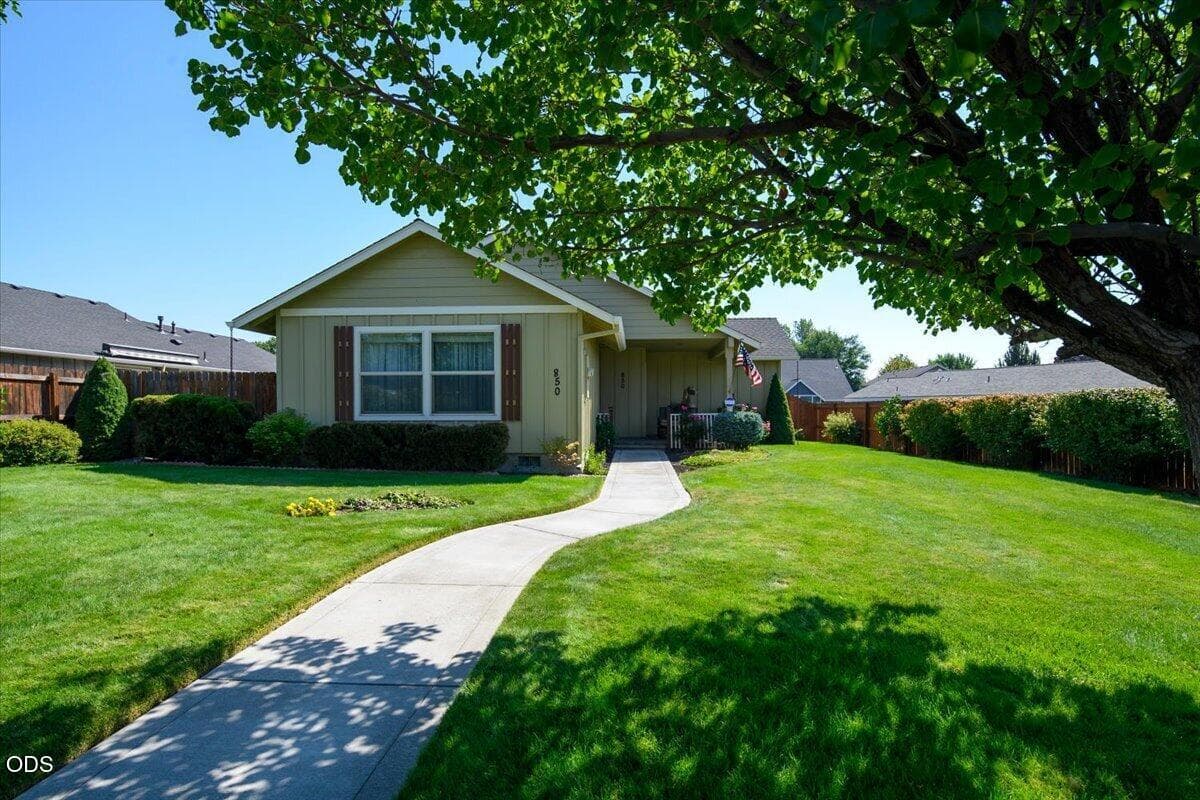 47-850 NW Quince Ave, Redmond-47. Photo 2 of 26, 850 NW Quince Avenue, Redmond, OR 97756