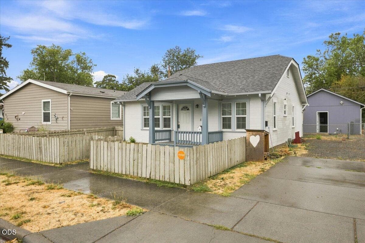 03-CI_6724. Photo 2 of 20, 612 S Ivy Street, Medford, OR 97501