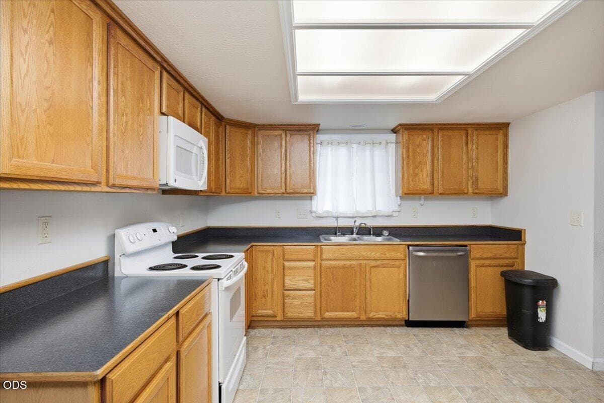 08-CI_6753. Photo 5 of 20, 612 S Ivy Street, Medford, OR 97501