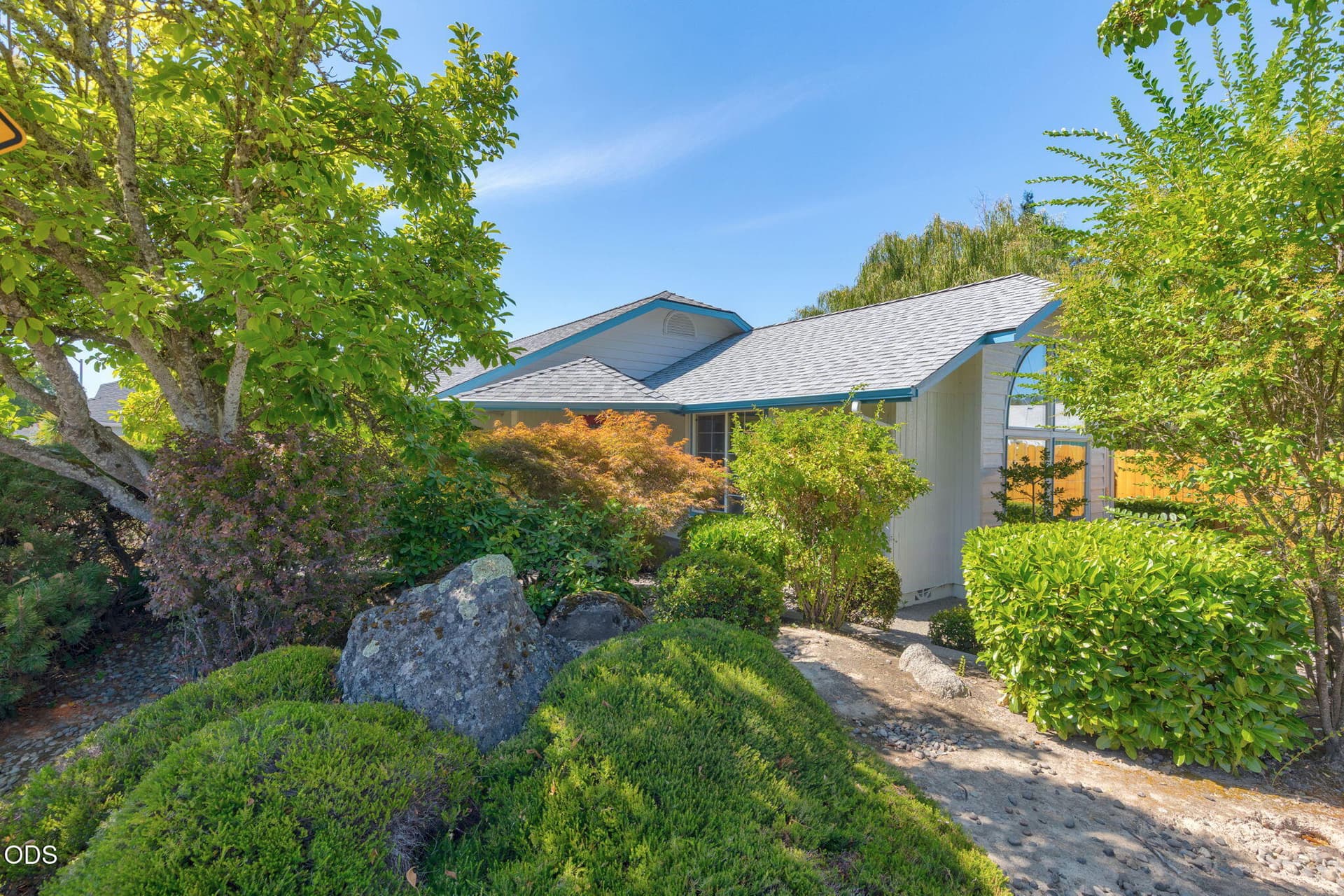 Front View. Photo 3 of 27, 100 SE Liberty Drive, Grants Pass, OR 97527