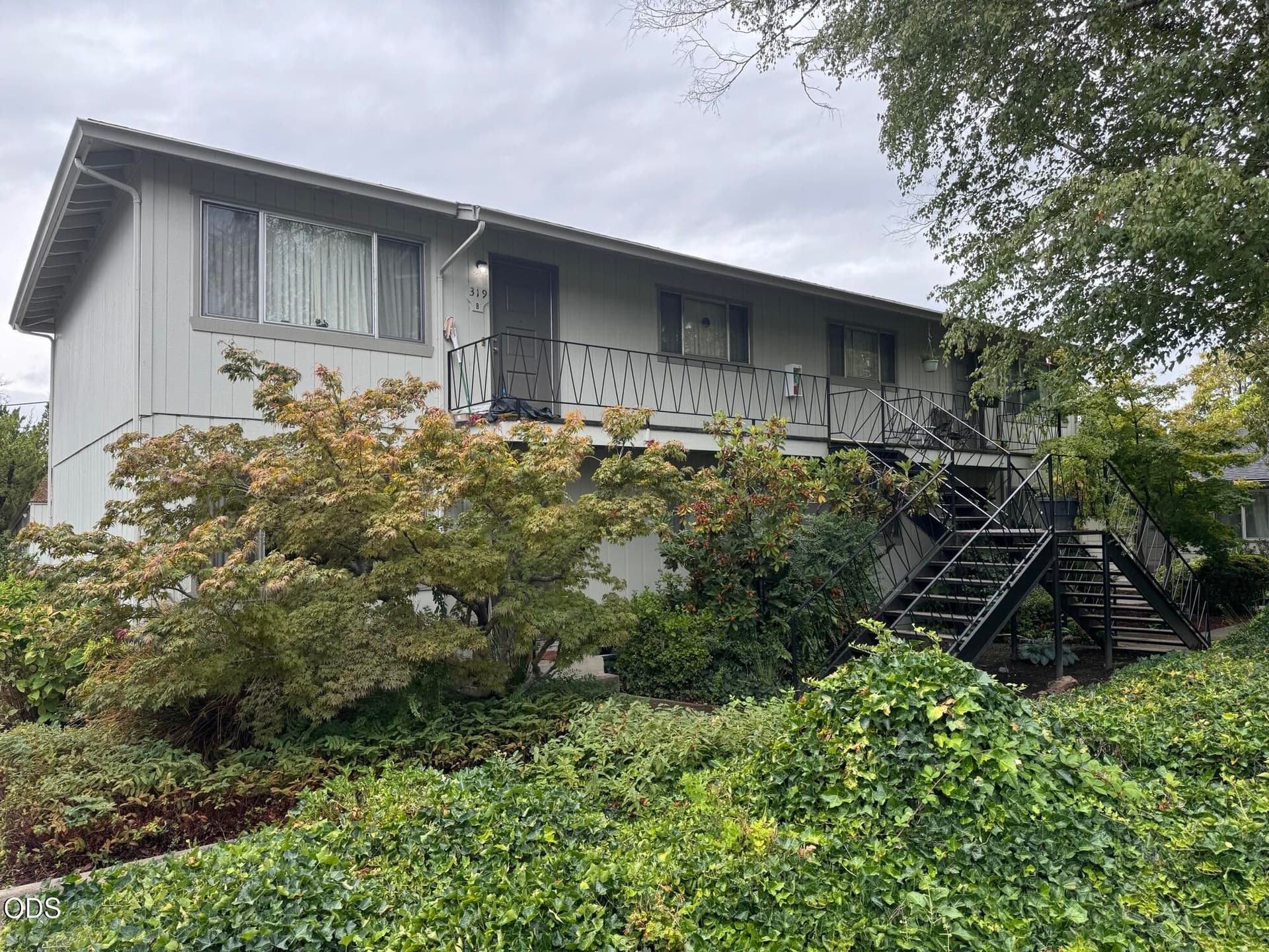 1. Photo 1 of 20, 305 NE C Street, Grants Pass, OR 97526