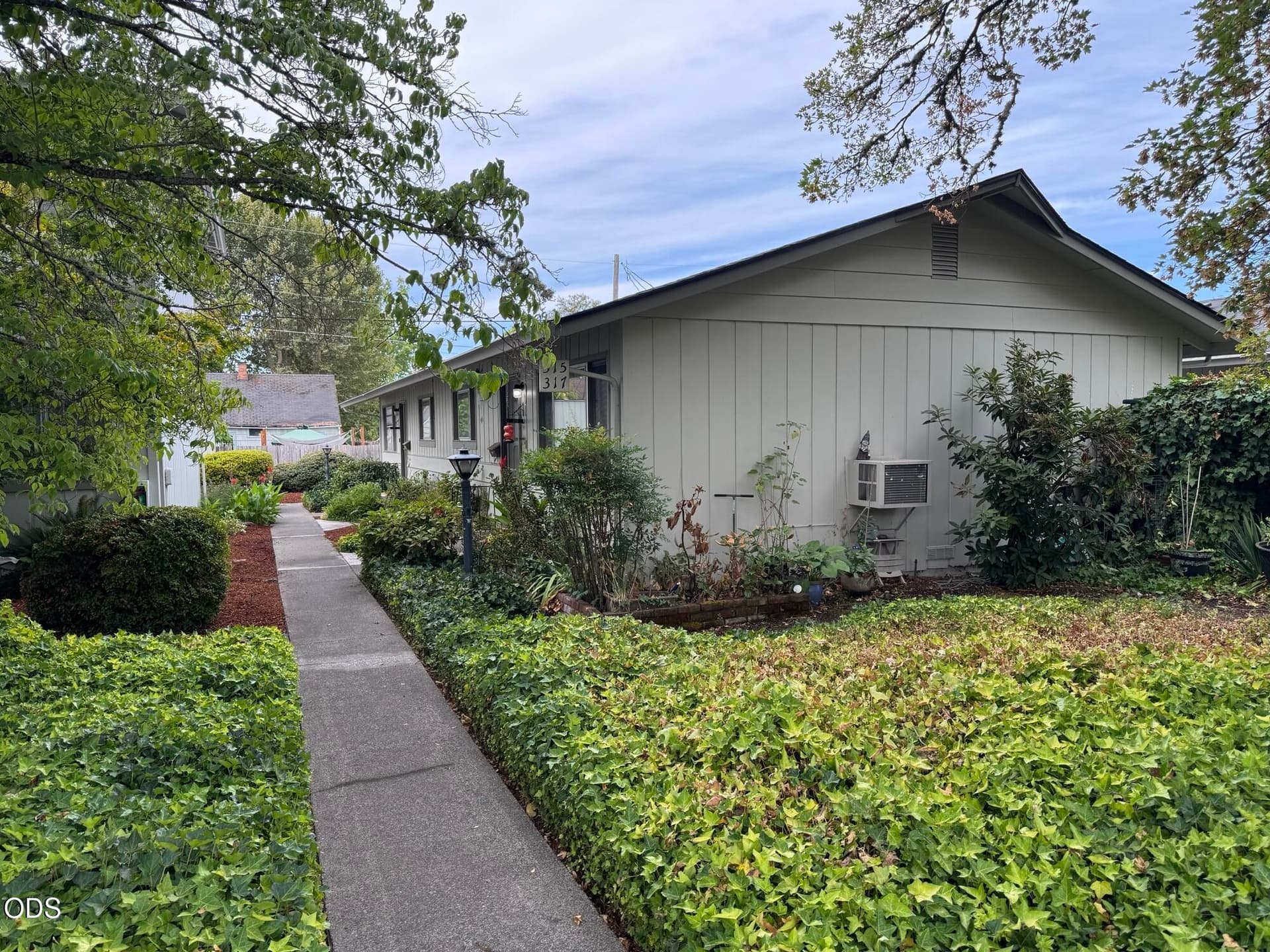 02. Photo 2 of 20, 305 NE C Street, Grants Pass, OR 97526