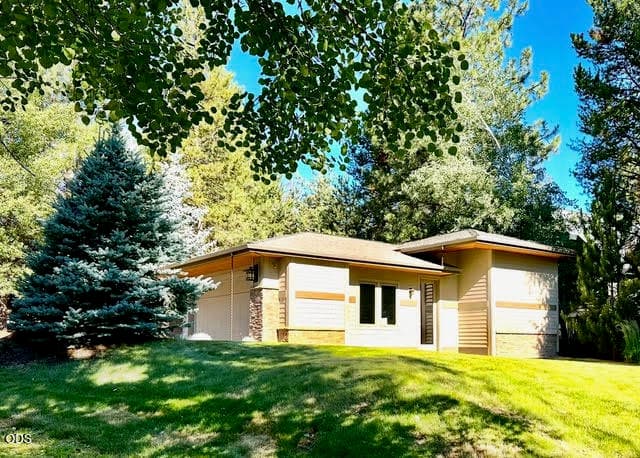 Add a home onto the garage. Photo 5 of 22, 56688 Lunar Drive, Bend, OR 97707
